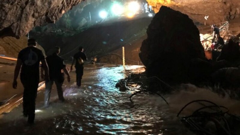 Technologie-Pionier Elon Musk brachte ein Mini-U-Boot in die Höhle. (Bild: AP)