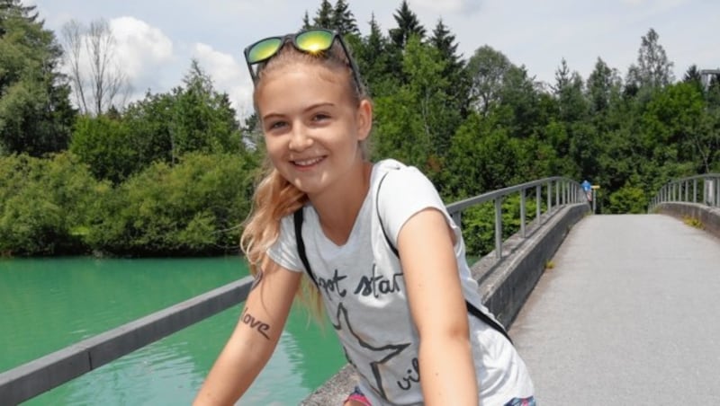 Gymnasiastin Angelina (12): Von meiner Schule in der Stadt aus geht gar kein Bus nach Rif. Ich fahre meist mit dem Rad zu unserem Haus im Grünen. (Bild: Markus Tschepp)