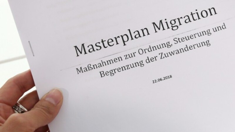 Horst Seehofers „Masterplan Migration“ (Bild: APA/dpa/Stephan Jansen)