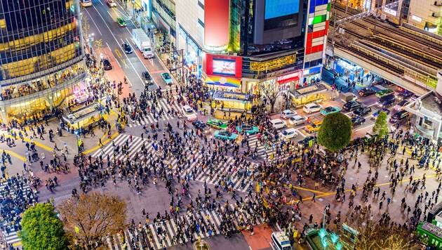 Allein auf der berühmten Kreuzung in Shibuya tummeln sich normalerweise Tausende Menschen ... (Bild: stock.adobe.com/SeanPavonePhoto)