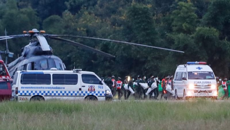 Per Helikopter wurden die Buben nach ihrer Rettung aus der Höhle ins nächstgelegene Krankenhaus geflogen. (Bild: AP)