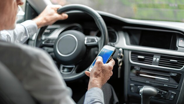 Bis zu zwei Sekunden ist ein Autolenker im Blindflug unterwegs, wenn er am Handy ein SMS oder E-Mail schreibt (Bild: stock.adobe.com)