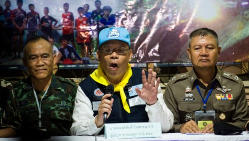 Thailands Behörden informieren über die glückliche Rettung der Jugend-Fußballmannschaft. (Bild: AFP)