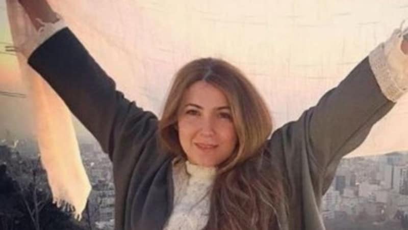 Dass Shaparak Shajarizadeh in der Öffentlichkeit ihr Kopftuch ablegte, wurde ihr zum Verhängnis - sie musste ihre Heimat verlassen. (Bild: Center for Human Rights in Iran)