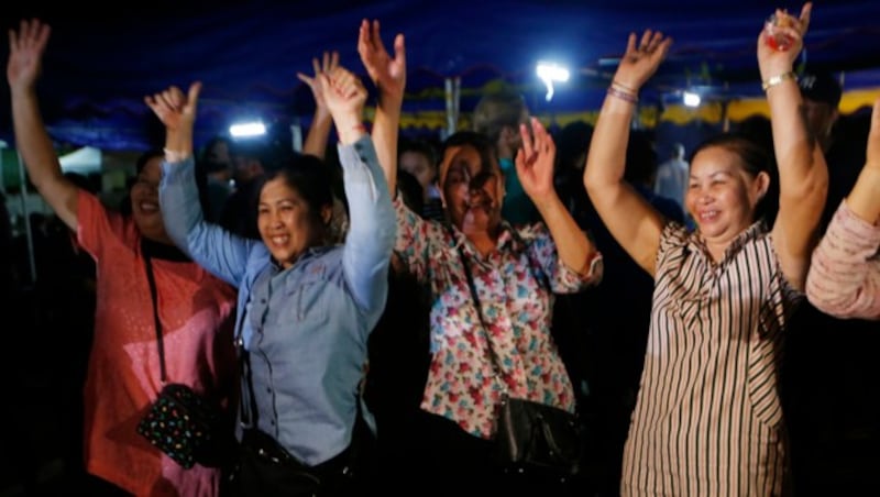 Jubel in Thailand über die Rettung der Buben (Bild: AP)
