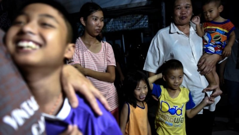 Jubel in Thailand über die Rettung der Buben (Bild: AFP)