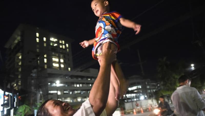 Jubel in Thailand über die Rettung der Buben (Bild: AFP)