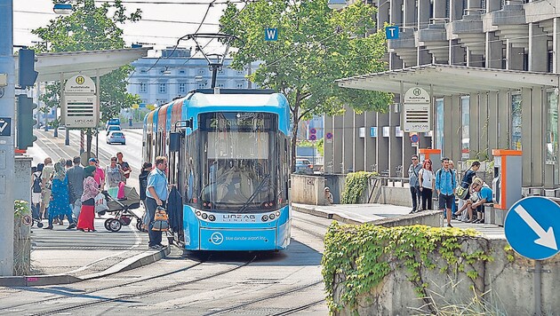 Die Linz Linien verfügen derzeit über 62 Tram-Garnituren. Weil aber immer mehr Menschen auf Öffis umsteigen, gibt es Pläne für den Kauf von zehn neuen Straßenbahnen. (Bild: Harald Dostal)