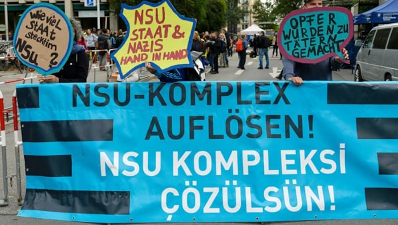 „Wie viel Staat steckt im NSU?“ Diese Frage wurde laut diesen Demonstranten während des Prozesses nicht beantwortet. (Bild: APA/AFP/GUENTER SCHIFFMANN)