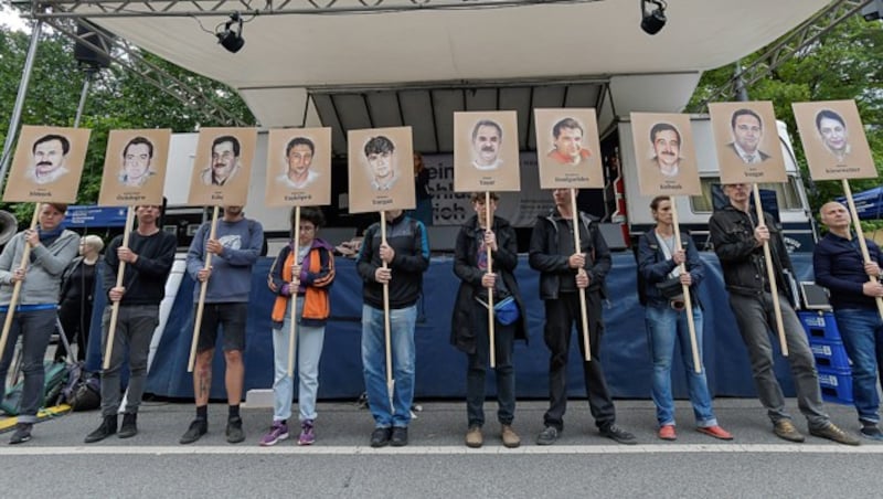 Demonstranten mit Bildern der NSU-Opfer (Bild: APA/dpa/Tobias Hase)