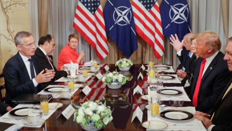 US-Präsident Trump und NATO-Generalsekretär Stoltenberg bei einem gemeinsamen Frühstück (Bild: ASSOCIATED PRESS)