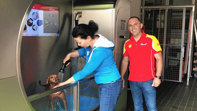 Heute, Mittwoch, wurde die Hunde-Tankstelle eröffnet (Bild: Shell Austria GmbH)