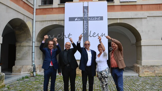 Von links: Unternehmer und Unterstützer Hans Roth, Bischof Krautwaschl, Künstler Kriesche, Irmgard Holzer (Gölles Metallbau) und Generalsekretär Thomas Bäckenberger. (Bild: Traby Jakob)