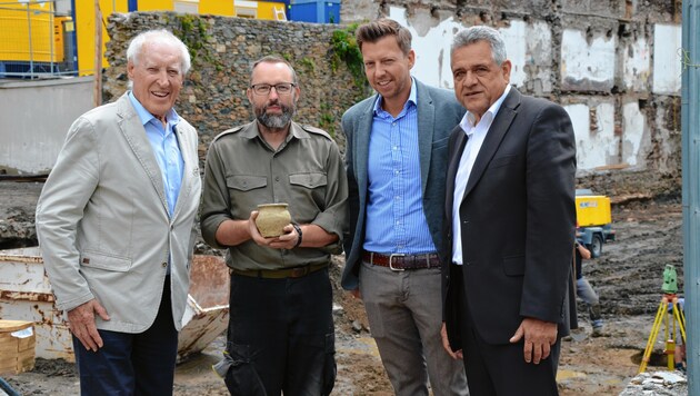 Der Fund wurde von Bürgermeister Mock, Archäologen Tiefengraber und den Bauträgern Pichler und Müller vorgestellt. (Bild: Elisa Aschbacher)