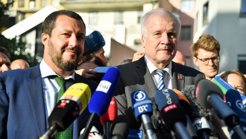 Die Innenminister Horst Seehofer und Matteo Salvini haben in der Frage um die Rücknahme zurückgewiesener Migranten eine Einigung erzielt. (Bild: APA/BARBARA GINDL)