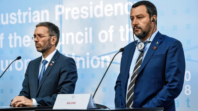 Innenminister Herbert Kickl (li.) und sein italienischer Amtskollege Matteo Salvini wollen die EU-Asylpolitik neu ordnen. (Bild: EPA)