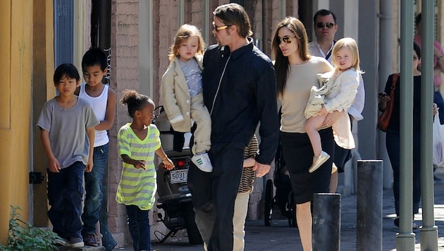 Brad Pitt und Angelina Jolie 2011 - in glücklicheren Tagen - mit den Kinder auf dem Weg zum Markt in New Orleans. (Bild: www.photopress.at)