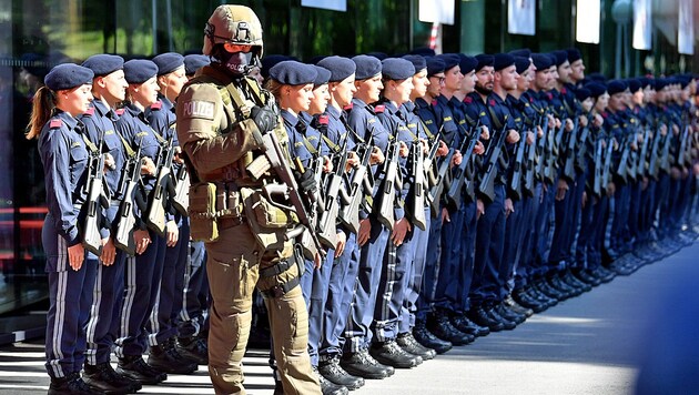Massive Polizeipräsenz rund um das Treffen in Innsbruck (Bild: APA/BARBARA GINDL)