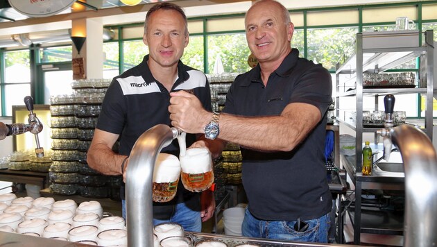 Zwei Legenden des Copa-Pele-Teams an der Zapfsäule des Schweizerhauses: Toni Pfeffer (li.) und Kurt Garger. (Bild: Gerhard Gradwohl)