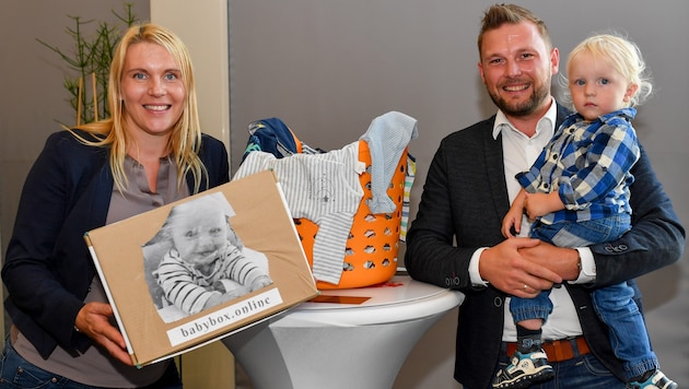 Cornelia Zauner mit ihrem Mann Christoph und Söhnchen Jakob, der das Paar aus Gmunden eigentlich erst zur Idee der Babybox.online inspirierte. (Bild: Harald Dostal)