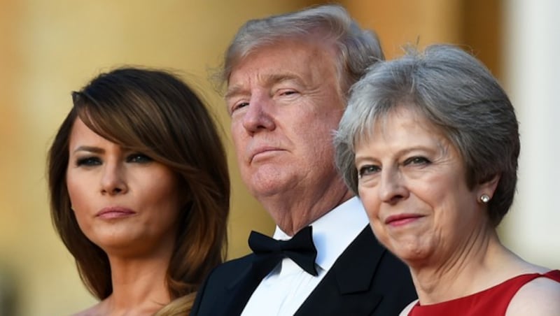 Trump mit Gattin Melania und May (Bild: AFP )