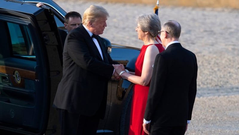 Bei Trumps Ankunft zum Dinner im Blenheim Palace war May noch guter Dinge. (Bild: AP)