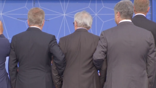 Die Staatschefs Sauli Niinistö (Finnland) und Petro Poroschenko (Ukraine) greifen Juncker unter die Arme. (Bild: kameraone)