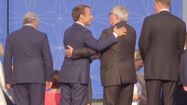 Frankreichs Präsident Emmanuel Macron bringt Juncker bei der Begrüßung beinahe aus dem Gleichgewicht. (Bild: kameraone)