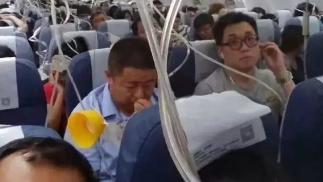 Nach dem Sinkflug ist den Passagieren der Schreck ins Gesicht geschrieben. (Bild: twitter.com)