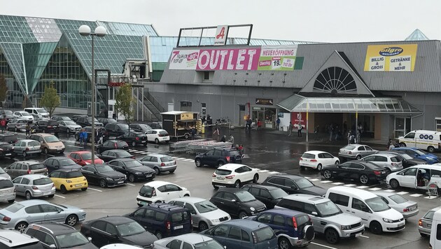 Bei der Eröffnung im September 2017 war der Parkplatz der UNO-Shopping noch voll. Doch die Kundenfrequenz ist stark eingebrochen. (Bild: Kronen Zeitung Ruhmanseder)