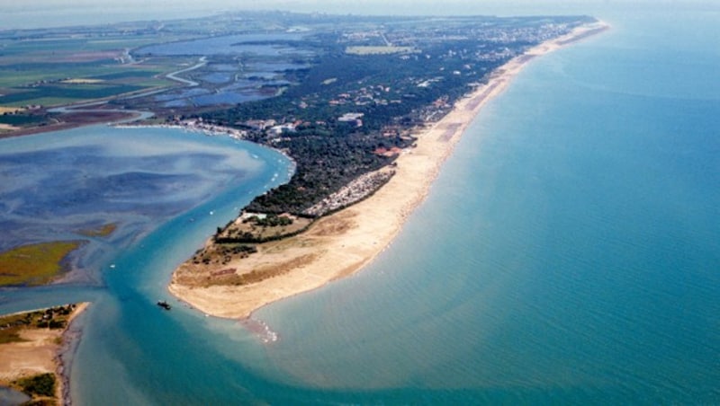 Luftaufnahme vom Strand in Bibione (Bild: AFP)