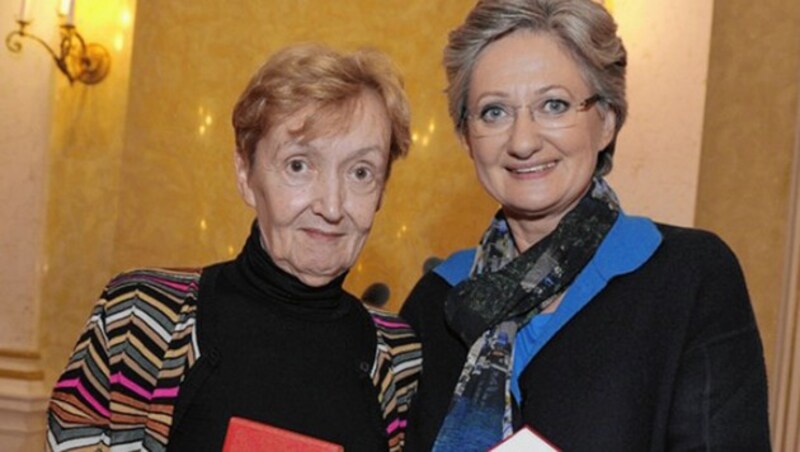 Christine Nöstlinger mit der ehemaligen Bildungsministerin Claudia Schmied (Bild: BMUKK)