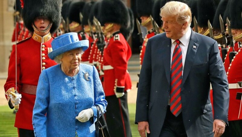 „Meine Frau ist ein riesengroßer Fan der Queen“, verriet US-Präsident Donald Trump gegenüber der britischen Presse. (Bild: AP)