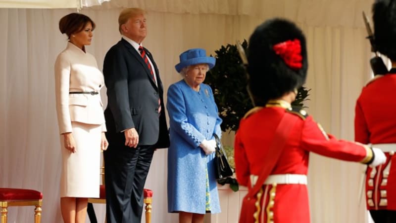 Viele Briten wollten den Besuch der Trumps bei der Queen mit einer Petition verhindern. Sie hatten Angst, der 72-Jährige könnte die Monarchin in Verlegenheit bringen. (Bild: AP)