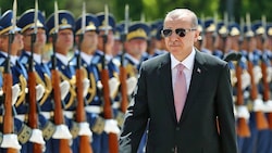 Präsident Recep Tayyip Erdogan lässt den Ausnahmezustand auslaufen. Den Kampf gegen den Terrorismus will er aber „entschlossen“ weiterführen. (Bild: AP)