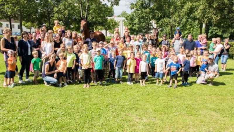 Eine ganze Kindergartenschar begrüßte den neuen Zugang bei den Polizeipferden: „Dorian“ und „Ludwig“ - die, obwohl auf dem Bild nicht ganz ersichtlich, etwa gleich groß sind. (Bild: LPD Wien/Gerhartl-Sinzinger)