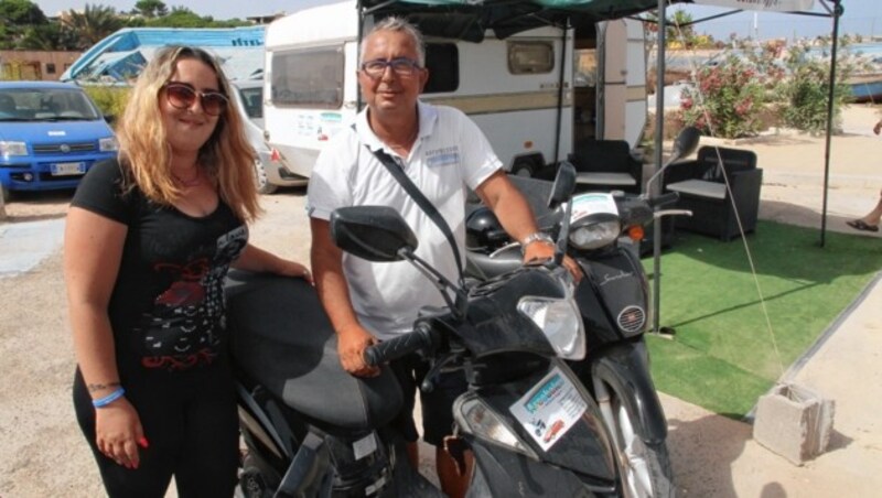 Mario war früher Fischer. Jetzt bietet er mit seinem Kutter Inselrundfahrten an. Seine Tochter Angela will Motorräder an Urlauber vermieten. (Bild: Andi Schiel)