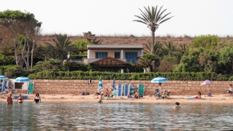 Viele Promis besitzen auf der Insel Ferienhäuser. Diese Villa gehört Silvio Berlusconi. Sie steht seit Jahren leer. (Bild: Andi Schiel)