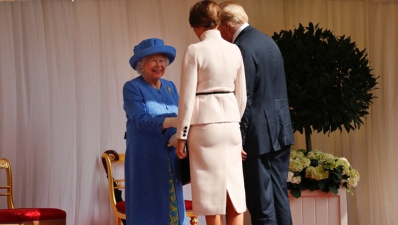 Melania Trump hätte vor Elizabeth II. einen Knicks machen müssen. Die Queen behält aber die Fassung. (Bild: AP)