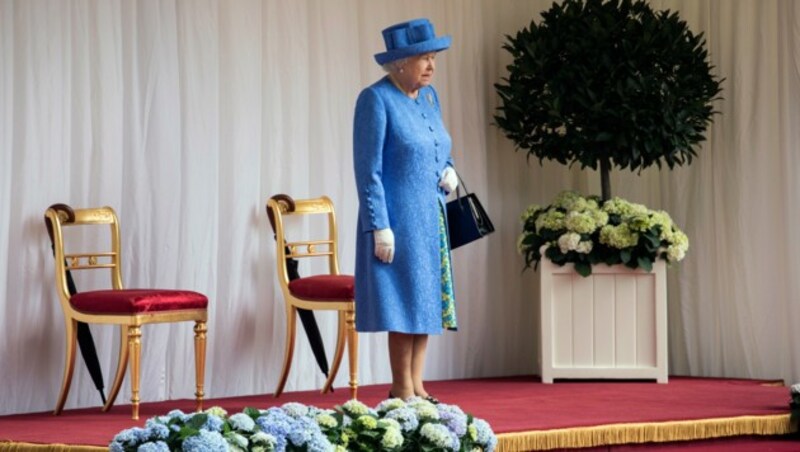 Einsam und „not amused“ wartet Elizabeth II. darauf, dass ihr Gast Trump eintrifft. (Bild: 2018 Getty Images)