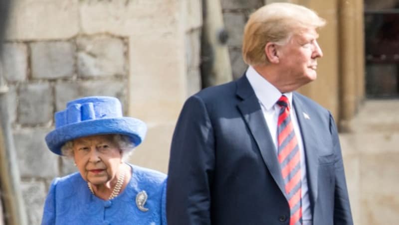 Mit zugekehrtem Rücken merkt Trump gar nicht, dass die Queen für ihn einen Umweg machen muss. (Bild: 2018 Getty Images)