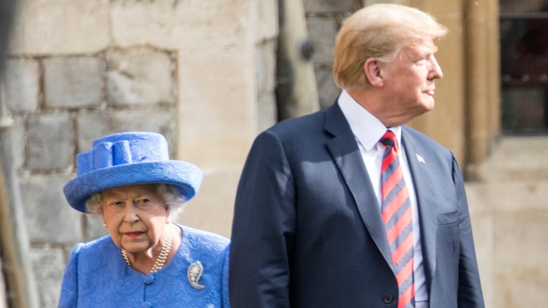 Mit zugekehrtem Rücken merkte Trump gar nicht, dass die Queen für ihn einen Umweg machen musste. (Bild: 2018 Getty Images)