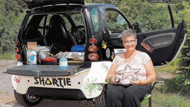 Barbara Lipouschek hat ihren „Shortie“ für die Reise zu einem Mini-Wohnmobil umgebaut: Statt Beifahrersitz gibt‘s jetzt eine Matratze, so dient sogar der kleine Smart auch als Schlafzimmer. (Bild: fe-press/Manfred Schusser)