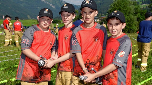 Florian, Daniel, Matthias und Kilian (von links) aus Fuschl waren beim Rekordversuch ganz vorne an den Spritzen mit dabei. (Bild: ROLAND HOLITZKY)