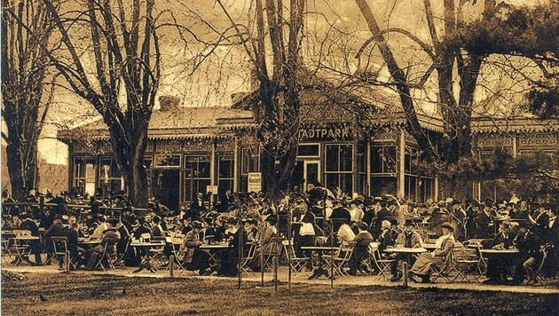 Das Café Stadtpark gab es bis in die 1950er-Jahre - inklusive Gastgarten, Musik und Tanzveranstaltungen. (Bild: Sammlung Kubinzky)