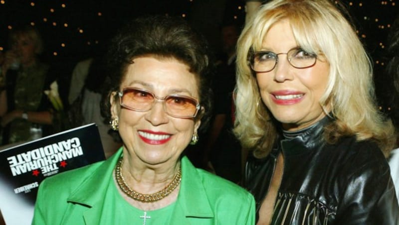 Nancy Sinatra (li.) und ihre Tochter Nancy Jr. (Bild: AFP)