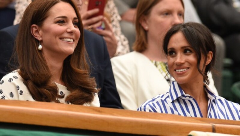 Die Herzoginnen Kate und Meghan strahlten in der royalen Loge in Wimbledon um die Wette. (Bild: AFP or licensors)