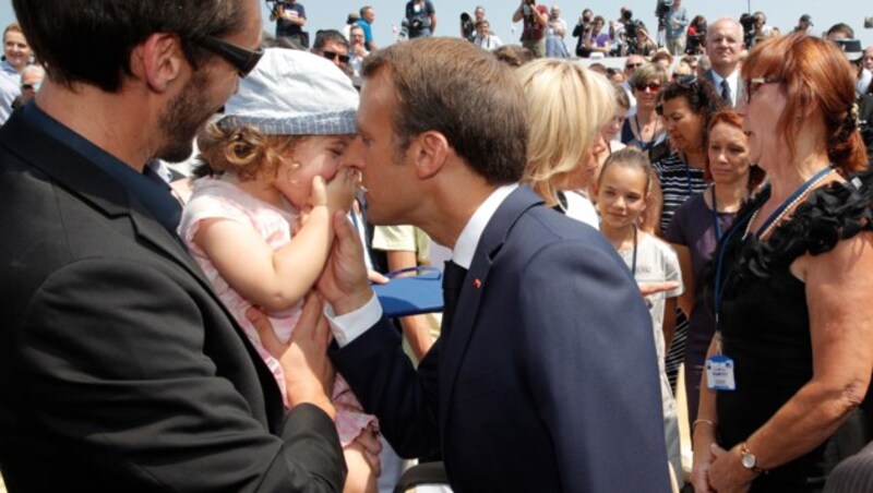 Dieses Mädchen gehört wohl nicht zu der großen Anzahl der Frauen, die sich gerne ein Küsschen von Emmanuel Macron abholen würden. (Bild: AFP)