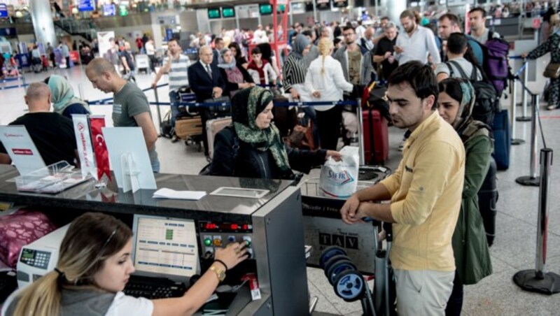 Passagiere am internationalen Flughafen in Istanbul (Bild: AFP)