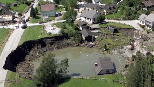 Luftaufnahme des eingestürzten Bergwerkstollens in Lassing aufgenommen am 20. Juli 1998. (Bild: APA/HANS KLAUS TECHT)
